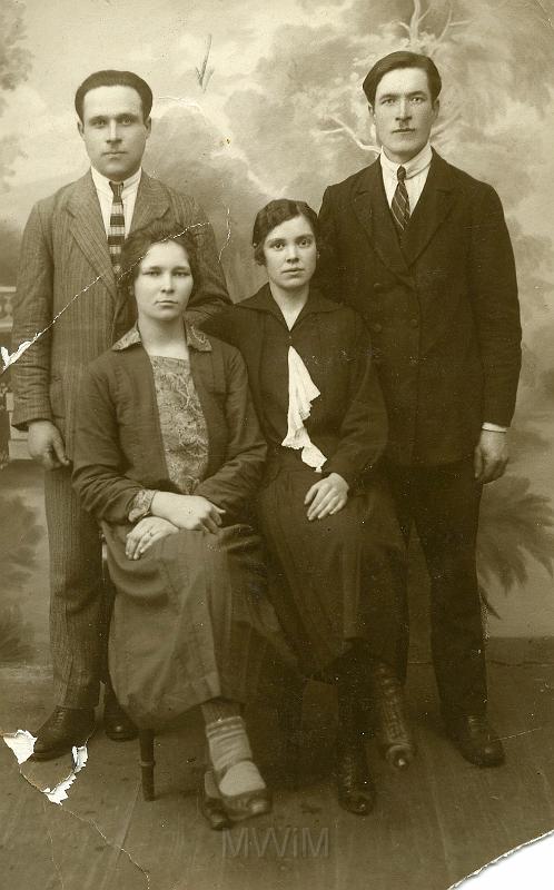 KKE 301.jpg - Od lewej: Ciocia Zuzanny - Szylkin - Petronela Grecka, Ciocia Zuzanny - Szylkin - Elżbieta Weryk z mężami. lata 20-te XX wieku.
